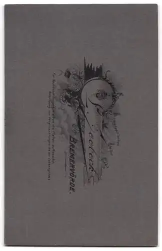Fotografie L. Seebeck, Bremervörde, junges Brautpaar im schwarzen Hochzeitskleid und im Anzug mit Schleife