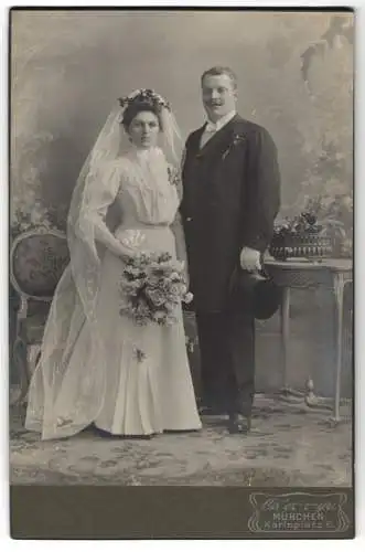 Fotografie Ostermayr, München, Ehepaar am Hochzeitstag im Brautkleid und Anzug samt Zylinder