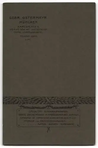 Fotografie Ostermayr, München, Ehepaar am Hochzeitstag im Brautkleid und Anzug samt Zylinder