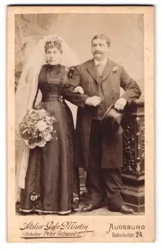 Fotografie Gebr. Martin, Augsburg, Hochzeitspaar im schwarzen Brautkleid und im Anzug mit Zylinder