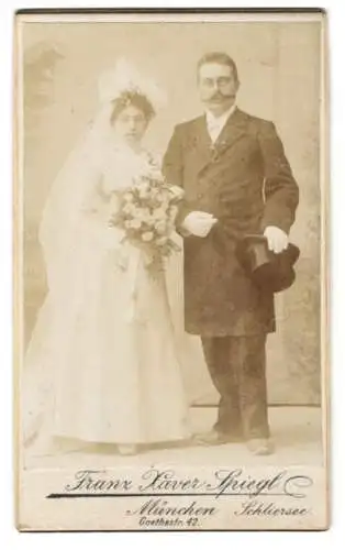 Fotografie Franz Xaver Spiegl, München, bayerisches Brautpaar im Hochzeitskleid und Anzug mit Zylinder