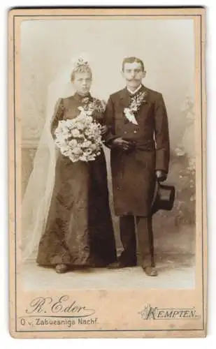 Fotografie R. Eder, Kempten, junges Hochzeitspaar im schwarzen Brautkleid und Anzug samt Zylinder