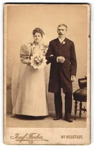 Fotografie Josef Ferber, Wr, Neustadt, österreichisches Brautpaar im Hochzeitskleid und im Anzug