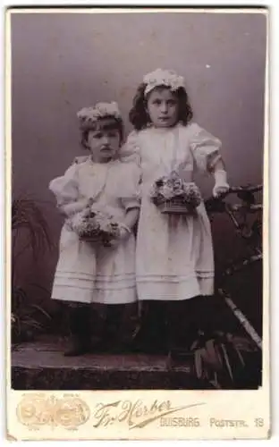 Fotografie Fr. Herber, Duisburg, zwei niedliche kleine Mädchen als Blumenmädchen zur Hochzeit mit Blumenkörbchen