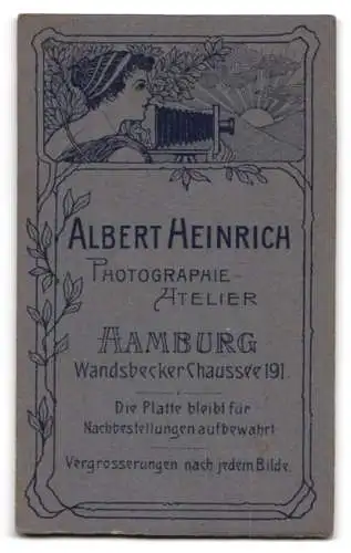 Fotografie Albert Heinrich, Hamburg, junge Frau mit Plattenkamera macht Foto vom Sonnenaufgang