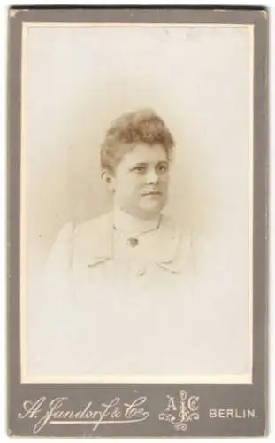 Fotografie A. Jandorf & Co., Berlin, Belle-Alliance-Str. 1&2, Monogramm des Fotografen über Anschrift der Ateliers