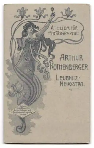 Fotografie Arthur Rothenberger, Leubnitz, Frauen Darstellung im Jugendstil mit Lupe und Fotografie