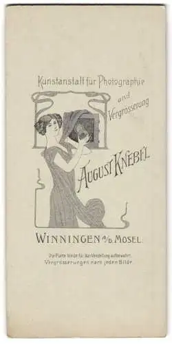 Fotografie August Knebel, Winningen a. d. Mosel, Frauendarstellung mit Plattenkamera im Jugendstil