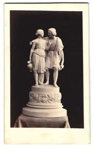 Fotografie unbekannter Fotograf und Ort, Statue: Hermann und Dorothea, nach Hentschel