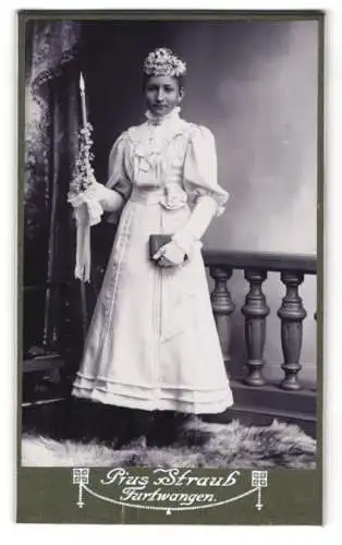 Fotografie Pius Straub, Furtwangen, junges Mädchen zur Kommunion mit Blumen im Haar