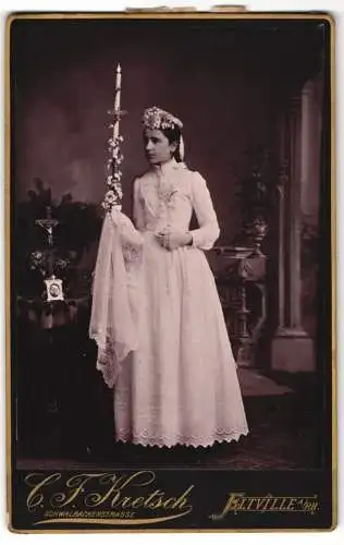 Fotografie C. F. Kretsch, Eltville a. Rh., Mädchen Kath. Kauter mit Kommunionskerze im weissen Kleid