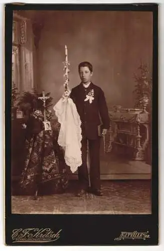 Fotografie C. F. Kretsch, Eltville a. Rh., junger Knabe Josef zur Konfirmation mit langer Kerze