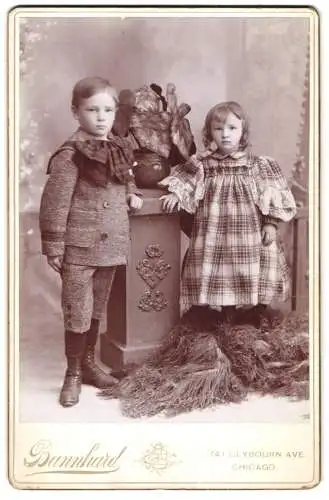 Fotografie Bannhard, Chicago / IL., zwei amerikanische Kinder im karierten Kleid und im Tweed Anzug