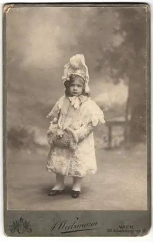 Fotografie S. Weitzmann, Wien, junges Mädchen im hellen Winterkleid mit Muff und Haube