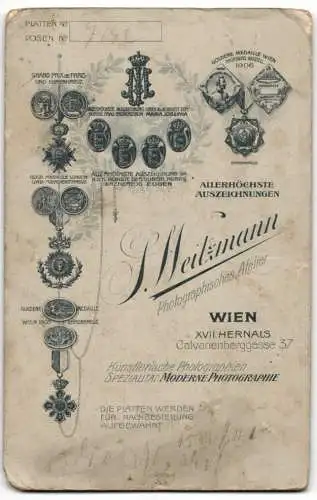 Fotografie S. Weitzmann, Wien, junges Mädchen im hellen Winterkleid mit Muff und Haube