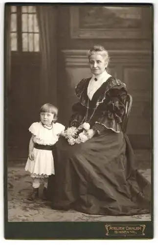 Fotografie Atelier Dahlem, Bingen a. Rh., Grossmutter mit ihrer kleinen Enkeltochter im Atelier