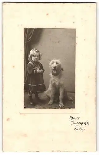 Fotografie Bieganowski, München, kleines Mädchen im Samtkleid nebst ihrem grossen Hund