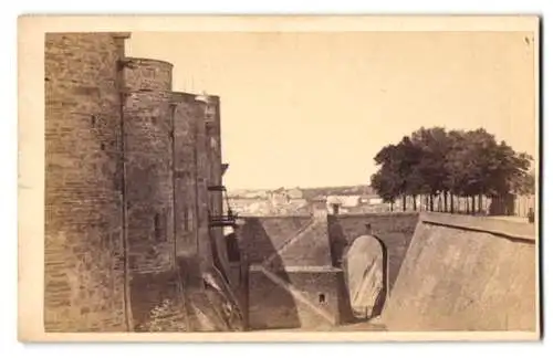 Fotografie R. Vetault, Angers, Ansicht Angers, Blick in den Schlossgraben mit Schlossmauern