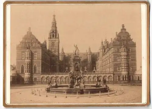 Fotografie unbekannter Fotograf, Ansicht Hillerod, Blick auf die Front des Schloss Frederiksborg