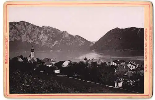 Fotografie Römmler & Jonas, Dresden, Ansicht Unterach am Attersee, Blick nach dem Ort mit Bergen