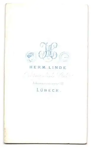 Fotografie Herm. Linde, Lübeck, Johannisstrasse 31, Porträt einer eleganten Dame