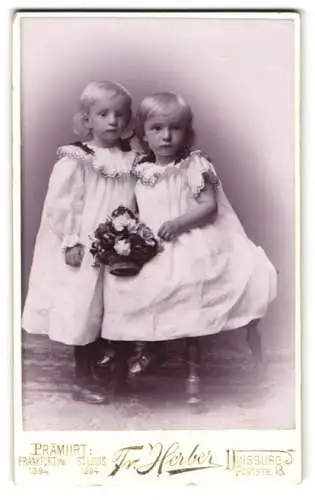 Fotografie Fr. Herber, Duisburg, Poststr. 10, Zwei Kinder in weissen Kleidern mit Blumenstrauss