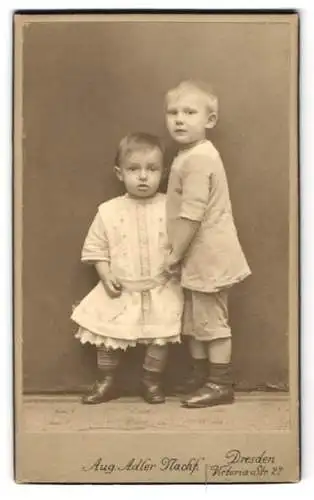 Fotografie Aug. Adler Nachf., Dresden, Victoria Str. 22, Zwei Geschwister im Porträt