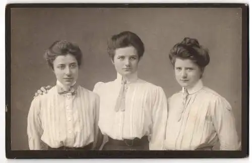 Fotografie Julius Peters, Bergedorf, Brink 10, Drei Frauen in eleganter Kleidung