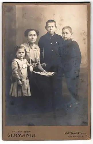 Fotografie Phot-Atelier Germania, Kattowitz, Johannesstr. 5, Gruppenporträt einer Familie