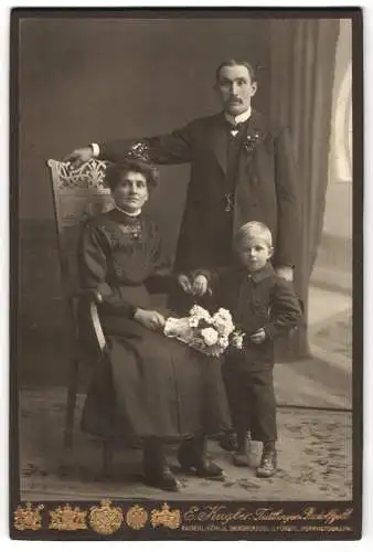 Fotografie E. Kugler, Tuttlingen, Familienporträt mit Blumenstrauss