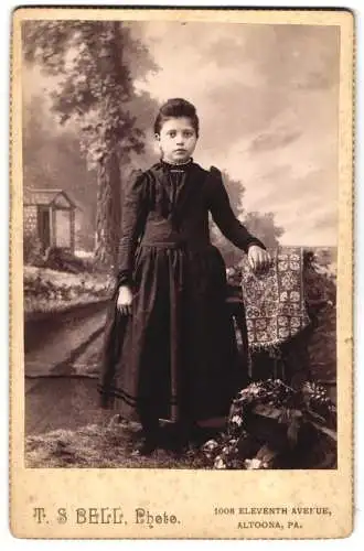 Fotografie T. S. Bell, Altoona, 1008 Eleventh Avenue, Mädchen in dunklem Kleid mit Dekoration