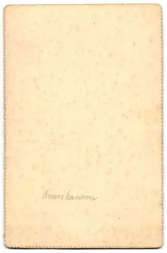 Fotografie T. S. Bell, Altoona, 1008 Eleventh Avenue, Mädchen in dunklem Kleid mit Dekoration