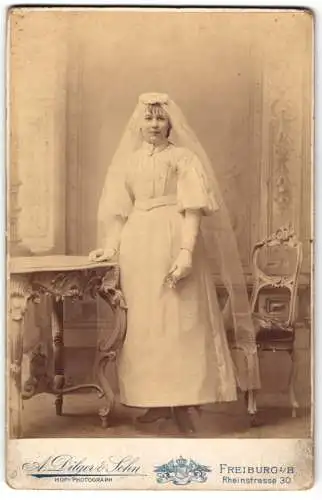 Fotografie A. Dilger & Sohn, Freiburg i. B., Rheinstrasse 30, Braut im eleganten Hochzeitskleid