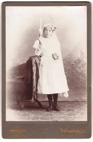 Fotografie Harts, Altoona, 11th Street 1106, Mädchen in weissem Kleid mit Kerze