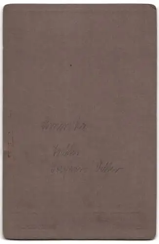 Fotografie Harts, Altoona, 11th Street 1106, Mädchen in weissem Kleid mit Kerze