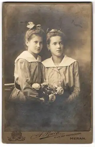 Fotografie Anton Broch, Meran, Habsburgerstrasse 46, Porträt zweier Mädchen mit Blumenstrauss