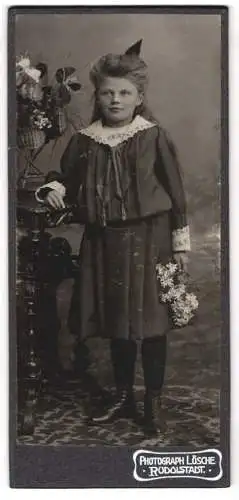 Fotografie Lösche, Rudolstadt, Mädchen mit Blumenstrauss