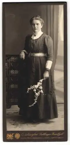 Fotografie Eugen Kugler, Tuttlingen, Porträt einer Dame mit Blumenstrauss