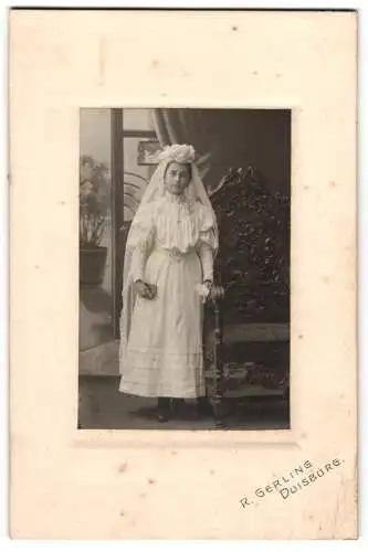 Fotografie R. Gerling, Duisburg, Braut in elegantem Kleid vor kunstvollem Stuhl