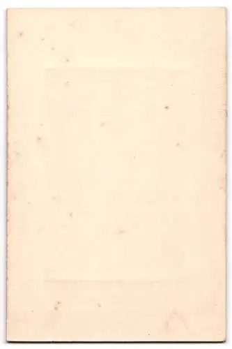 Fotografie R. Gerling, Duisburg, Braut in elegantem Kleid vor kunstvollem Stuhl
