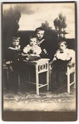 Fotografie Atelier Victoria, Trebnitz, Gruppe von vier Kindern in Matrosenanzügen