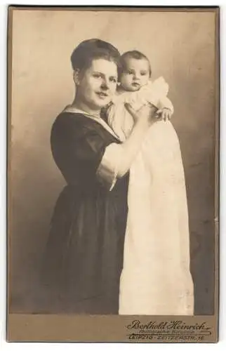 Fotografie Berthold Heinrich, Leipzig, Zeitzerstrasse 16, Porträt einer Frau mit Baby