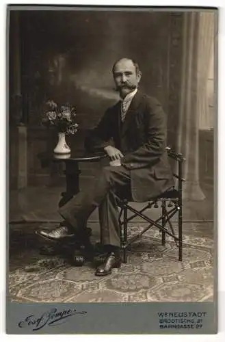 Fotografie Josef Pompe, Wiener Neustadt, Brodtischgasse 21, Eleganter Herr im Anzug