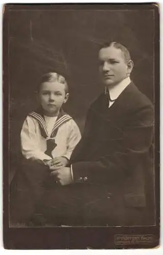 Fotografie W. Höffert Nachf., Hannover, Georgstr. 42, Vater mit Kind im Matrosenanzug