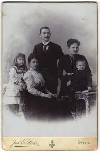 Fotografie Joh. C. Hahn, Wien, Mariahilferstrasse 105, Porträt einer Familie