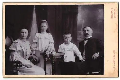 Fotografie C.J. Vermeulen, Den Haag, Toussaintkade 11, Familienporträt mit elegant gekleideten Personen