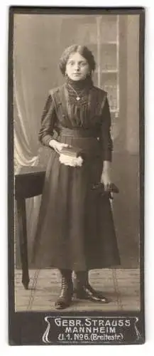 Fotografie Gebr. Strauss, Mannheim, Breitestr, Elegante Dame mit Blumengesteck