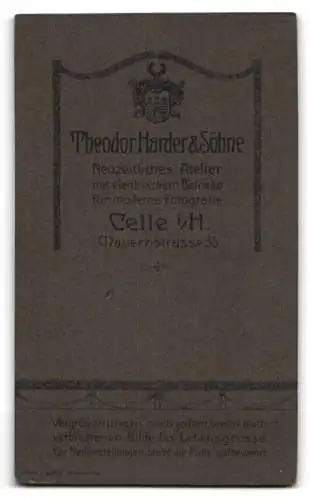 Fotografie Theodor Harder &amp Söhne, Celle, Mauernstrasse 35, Eleganter junger Mann mit Melone
