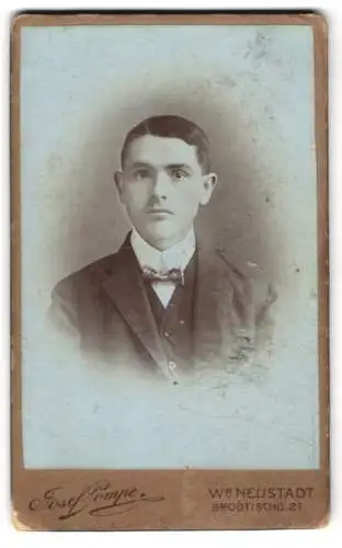 Fotografie Josef Pompe, Wr. Neustadt, Brodtischgasse 21, Portrait eines jungen Mannes