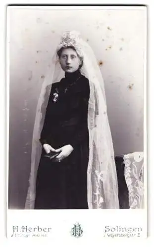 Fotografie H. Herber, Solingen, Weyersbergstr. 2, Porträt einer Dame im eleganten Kleid mit Schleier